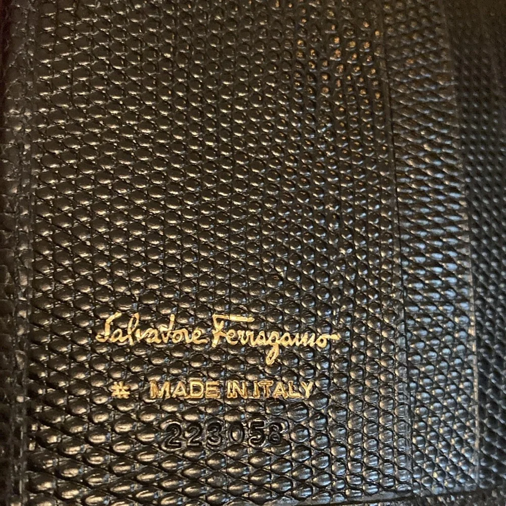 Salvatore Ferragamo Vera Trifold Wallet w/Kiss Lock Coin Purse Like New!